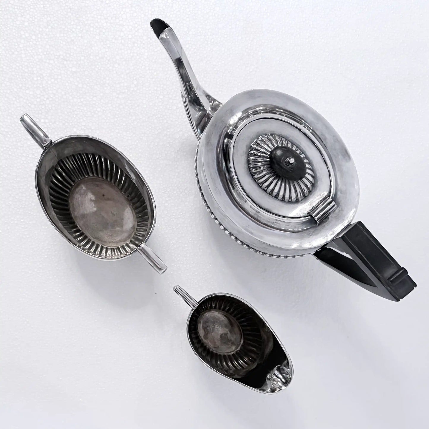 EDWARDIAN GADROONED SILVER MARRIED THREE-PIECE TEA SERVICE, BIRMINGHAM AND SHEFFIELD, 1904-1916