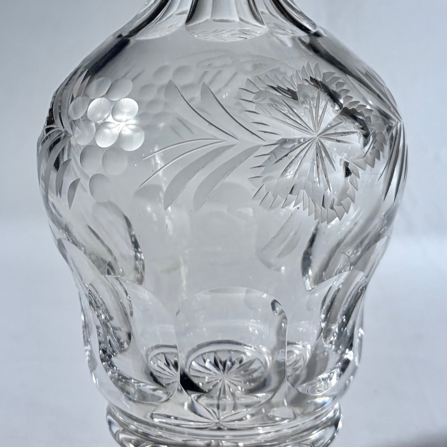 ELIZABETH II ENGRAVED CRYSTAL AND STERLING SILVER DECANTER, BIRMINGHAM, 1982