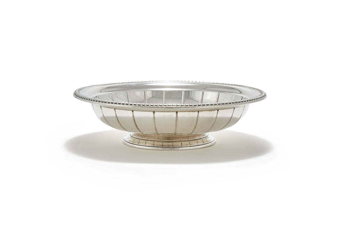 A STERLING SILVER FLUTED CENTRE BOWL, PHILADELPHIA, EARLY 20th CENTURY
