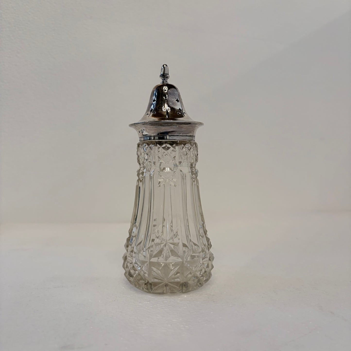 GEORGE V CUT GLASS AND STERLING SILVER SUGAR SIFTER, BIRMINGHAM, 1915