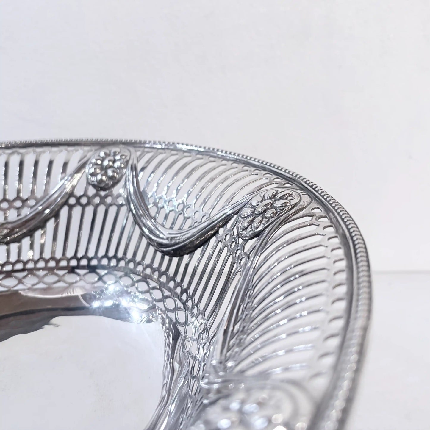 EDWARDIAN PIERCED STERLING SILVER SWING-HANDLED BASKET, LONDON, 1912
