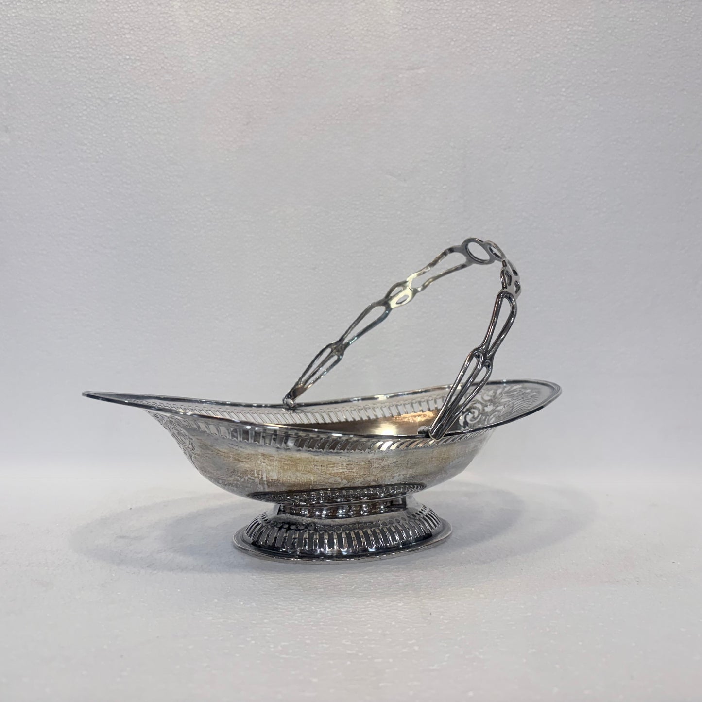 EDWARDIAN PIERCED STERLING SILVER SWING-HANDLED BASKET, BIRMINGHAM, 1905
