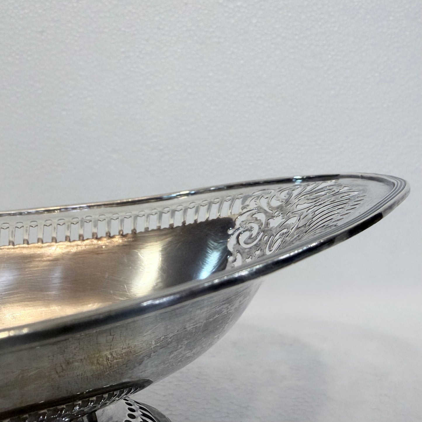 EDWARDIAN PIERCED STERLING SILVER SWING-HANDLED BASKET, BIRMINGHAM, 1905