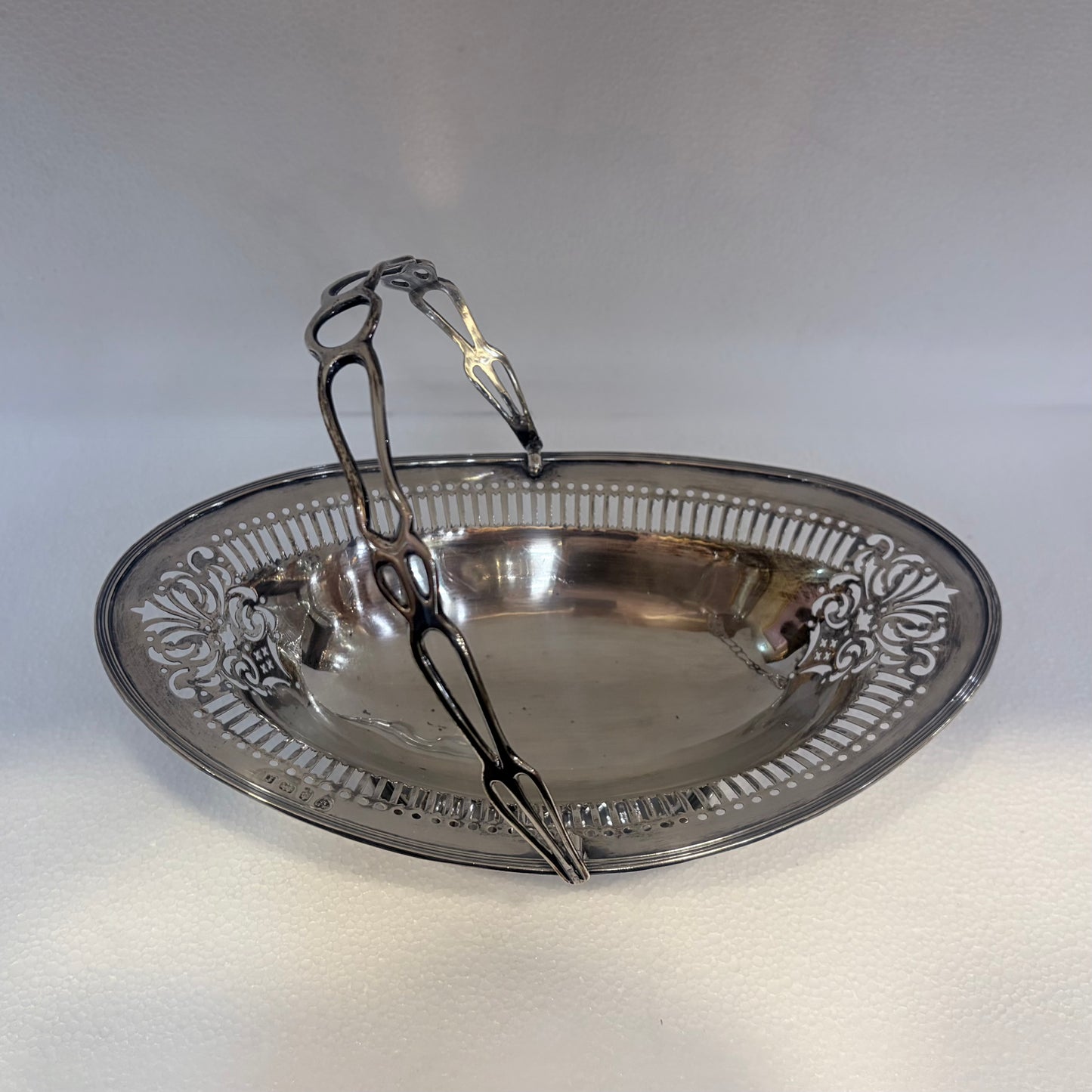 EDWARDIAN PIERCED STERLING SILVER SWING-HANDLED BASKET, BIRMINGHAM, 1905