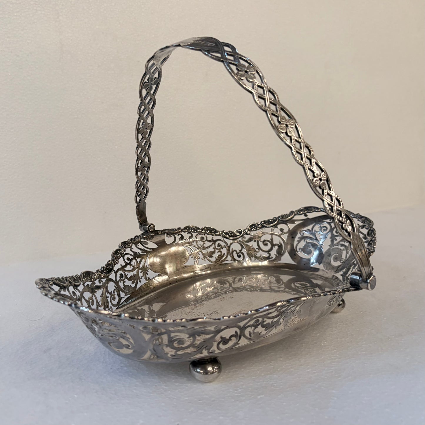 EDWARDIAN PIERCED STERLING SILVER SWING-HANDLED BASKET, LONDON, 1914