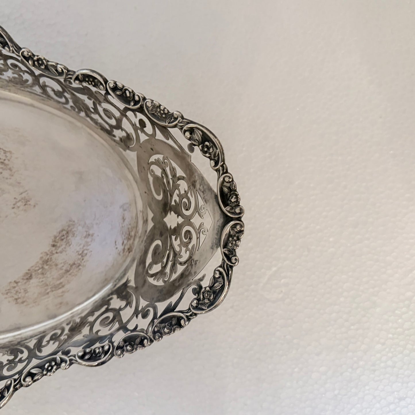 EDWARDIAN PIERCED STERLING SILVER SWING-HANDLED BASKET, LONDON, 1914