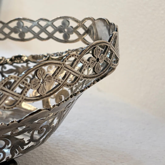 EDWARDIAN PIERCED STERLING SILVER SWING-HANDLED BASKET, LONDON, 1914