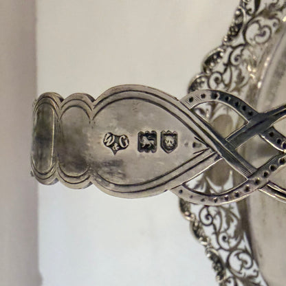 EDWARDIAN PIERCED STERLING SILVER SWING-HANDLED BASKET, LONDON, 1914
