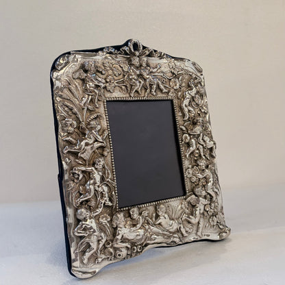 A BRITANNIA STANDARD REPOUSSÉ SILVER PHOTO FRAME, LONDON, 1992