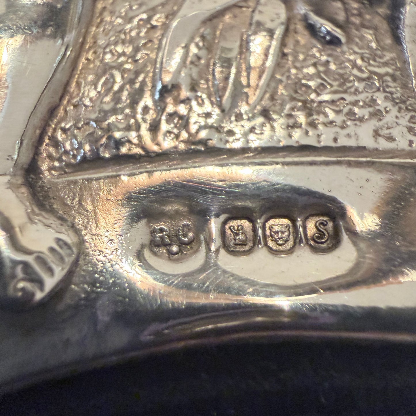 A BRITANNIA STANDARD REPOUSSÉ SILVER PHOTO FRAME, LONDON, 1992