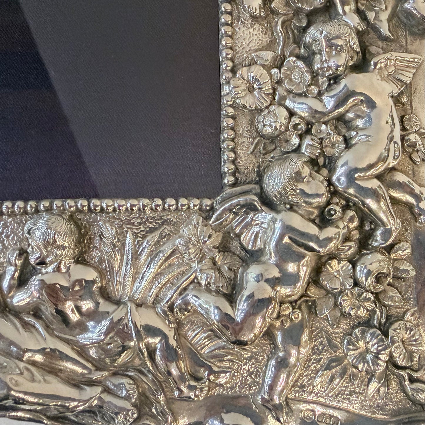 A BRITANNIA STANDARD REPOUSSÉ SILVER PHOTO FRAME, LONDON, 1992