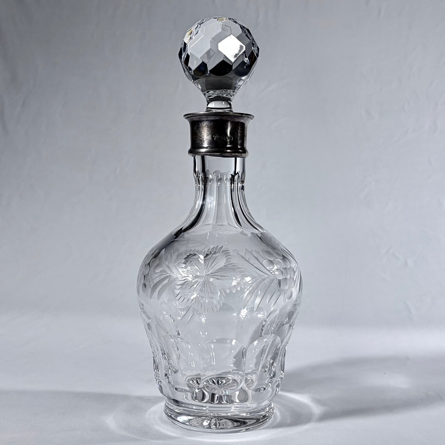 ELIZABETH II ENGRAVED CRYSTAL AND STERLING SILVER DECANTER, BIRMINGHAM, 1982