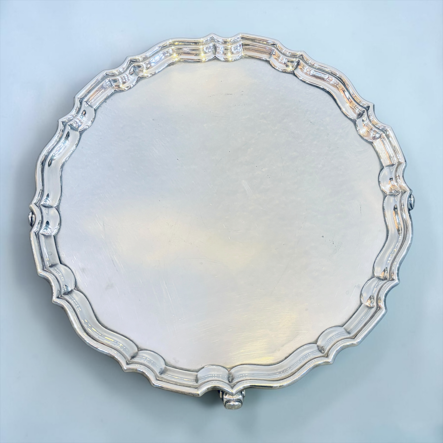 A SMALL GEORGE V PIE-CRUST STERLING SILVER SALVER, LONDON, 1925
