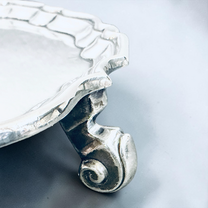 A SMALL GEORGE V PIE-CRUST STERLING SILVER SALVER, LONDON, 1925