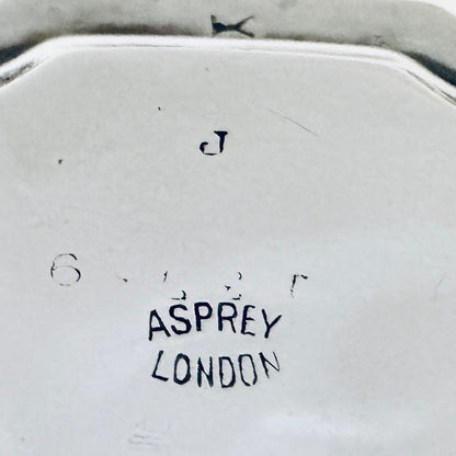 A SMALL GEORGE V PIE-CRUST STERLING SILVER SALVER, LONDON, 1925